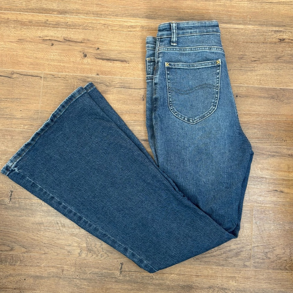 Lee Women’s Denim Blue Jeans Flare Bell Bottom Size 8 Trendy Stylish Medium Wash